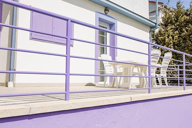 Kunststoffmöbel auf der Terrasse