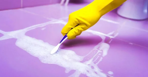 4 Tipps zum Reinigen von Fliesenfugen von Schimmel und Schmutz