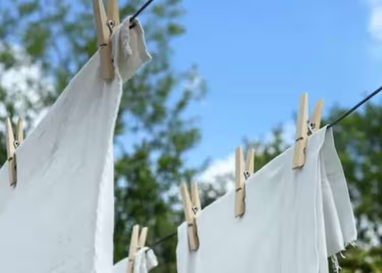 5 Möglichkeiten, Ihre Wäsche weiß zu halten und zu verhindern, dass sie gelb wird  