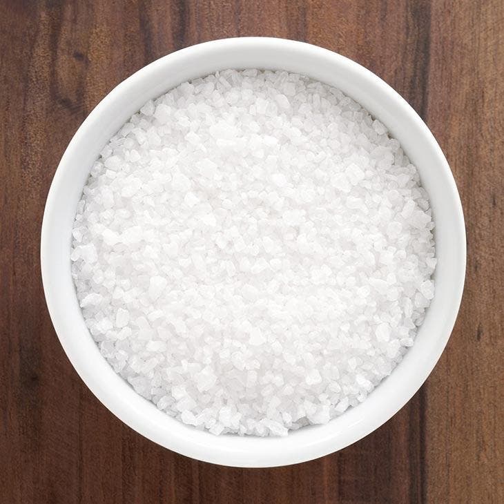 Eine Schüssel voller Salz