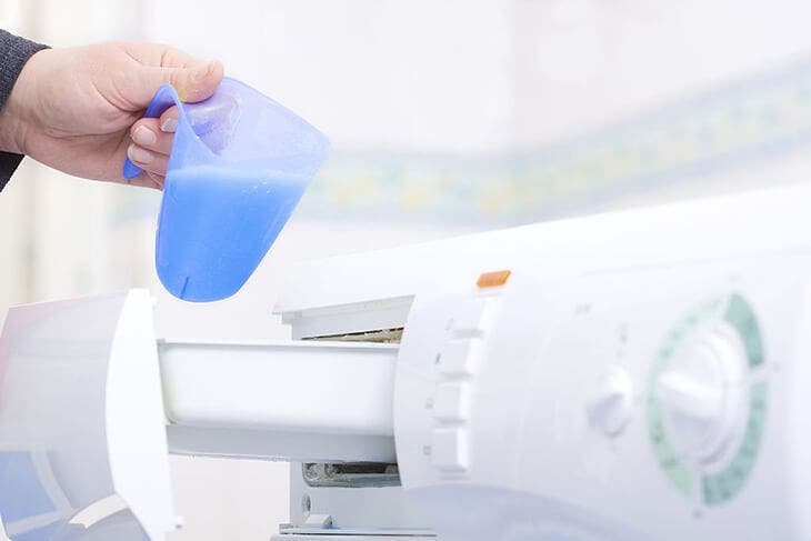 6 Waschfehler, die schlechte Gerüche auf der Kleidung hinterlassen: Sie müssen vermieden werden 4 Weichspüler 7