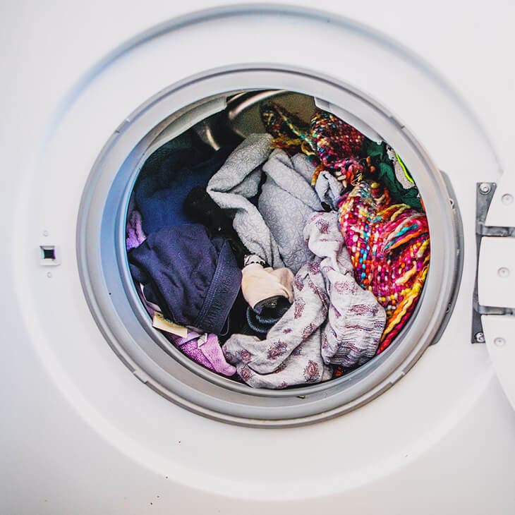6 Waschfehler, die einen schlechten Geruch in der Kleidung hinterlassen: Sie müssen vermieden werden 2 Maschinenüberlastung