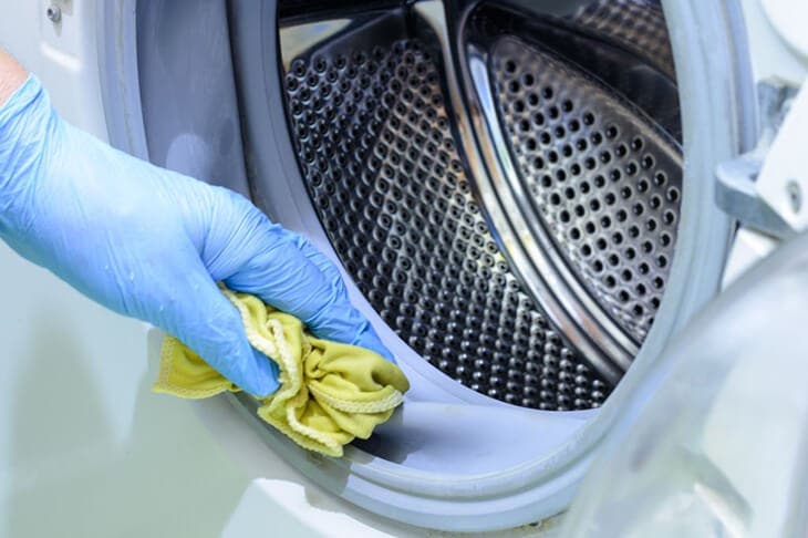 6 Waschfehler, die schlechte Gerüche auf der Kleidung hinterlassen: Sie müssen vermieden werden 3 Maschinenreinigung
