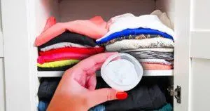 6 Tipps, um den muffigen Geruch aus einem Schrank zu entfernen