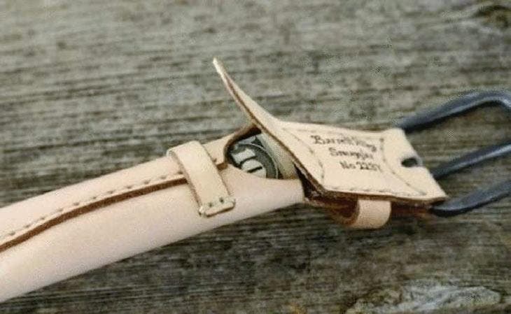 Geld in einem Hosengürtel verstecken