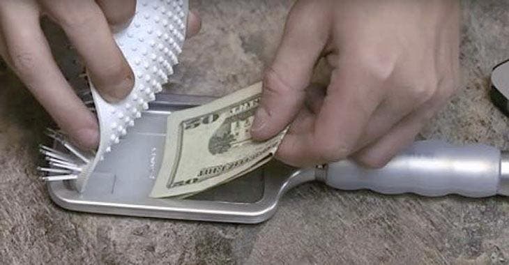 Verstecke Geld in der Haarbürste