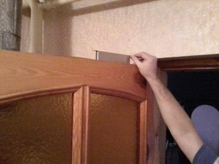 Am Türrahmen verstauen