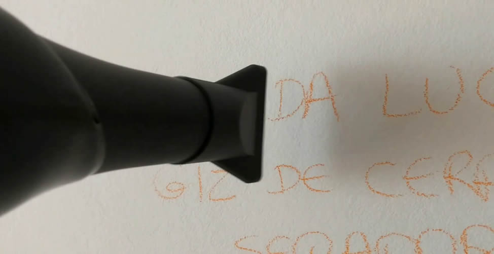 So entfernen Sie Wachsmalstifte von der Wand