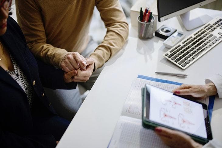 Ab welchem Alter verlieren Frauen ihre Libido und brauchen Männer nicht mehr? 3 Paar beim Arztbesuch