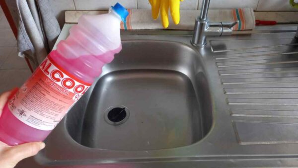 Alkohol mit heißem Wasser mischen, viel sparen: das Geheimnis unserer Großmütter