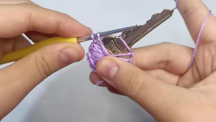 Alles, was Sie brauchen, ist ein Faden und ein Schlüssel, um etwas wirklich Einzigartiges für Ihr Zuhause zu schaffen 2 Machen Sie Ihren eigenen Schlüsselanhänger mit Schnur