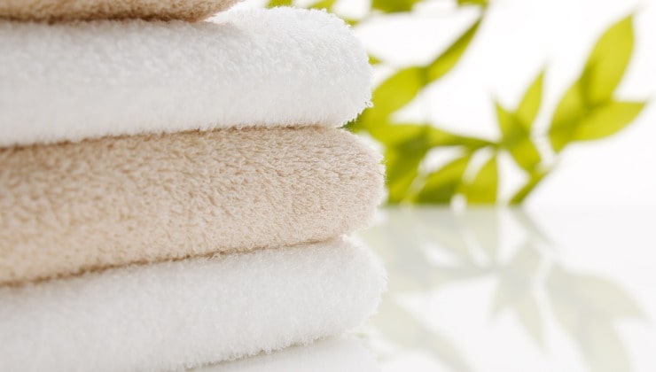 Set aus weißen und weichen Handtüchern