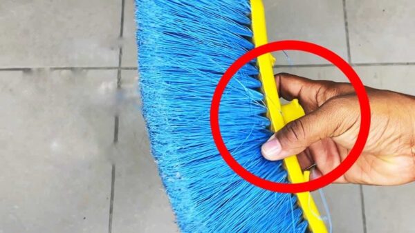 Alter und ruinierter Besen, nachdem Sie gesehen haben, was Sie damit machen können, werden Sie ihn nicht mehr wegwerfen