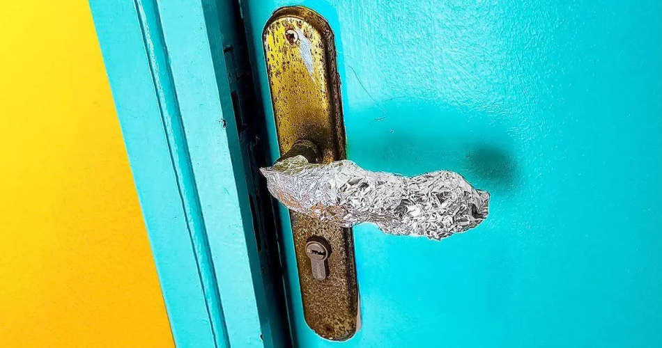 Alufolie an die Tür kleben: Der Trick, der ein großes Problem im Haus löst