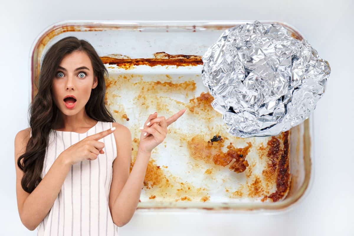 Schmutzige Auflaufform mit einem verblüfften Mädchen, das auf eine Aluminiumkugel zeigt