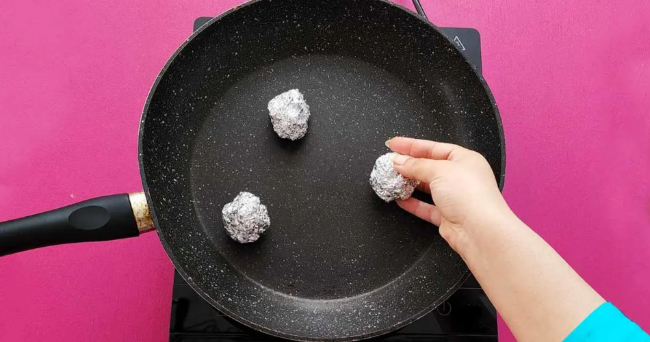 Aluminiumfolie, Wasser und eine Pfanne sind die drei Dinge, die Sie zum Kochen gesunder und köstlicher Rezepte benötigen