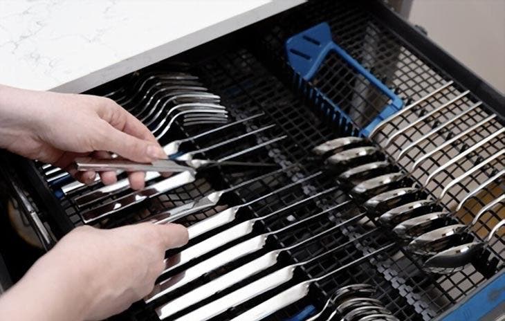 Aluminiumfolie in der Spülmaschine: Darum sollten Sie 3 Geben Sie die Utensilien in die Spülmaschine