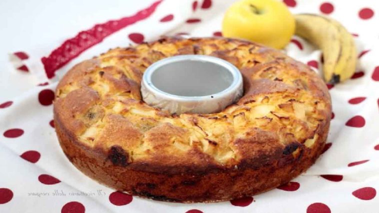 Apfel-Bananen-Kuchen: zubereitet mit frischer Sahne. Es ist sehr süß und lecker