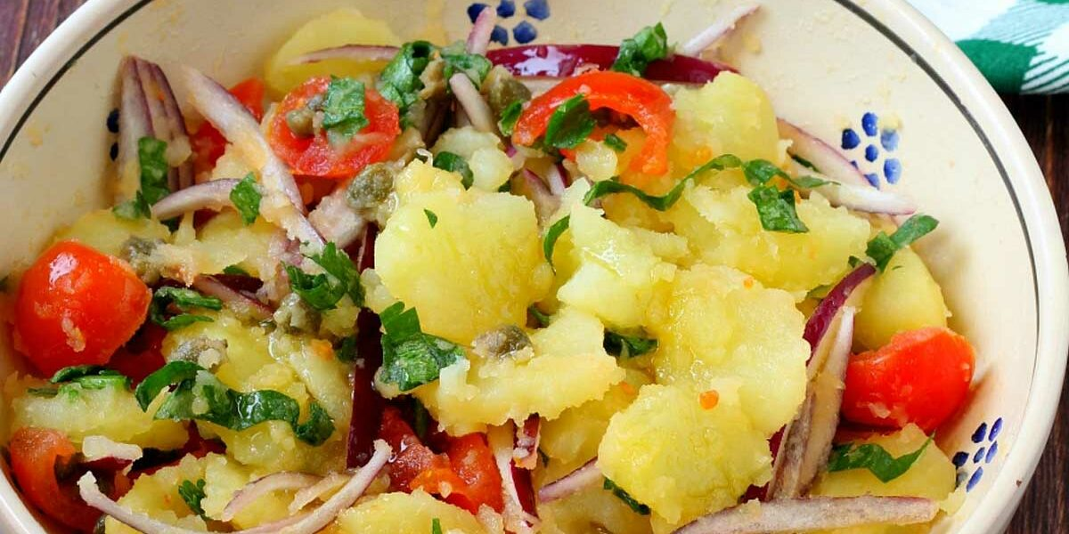 Appetitlicher Kartoffelsalat mit Zwiebeln, Thunfisch und Oliven