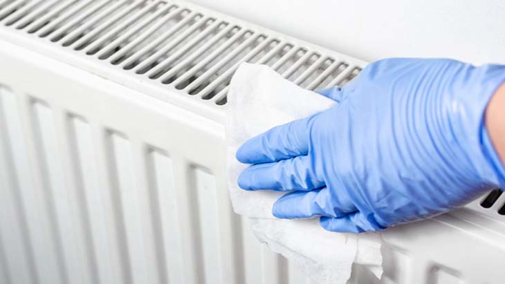 Aquí se explica cómo limpiar los radiadores antes de encenderlos en invierno 3 quitar el polvo del radiador