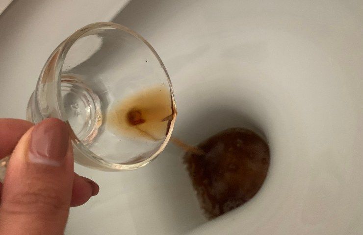 saubere Badezimmerkaffee-Bikarbonatlösung