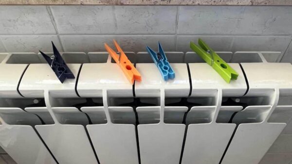 Aus diesem Grund befestigen so viele Wäscheklammern an Heizkörpern: Der Grund ist unerwartet