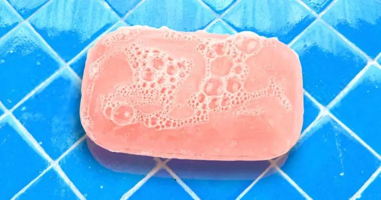 Aus diesem Grund sollten Sie zum Waschen Ihres Gesichts keine Seife mehr verwenden