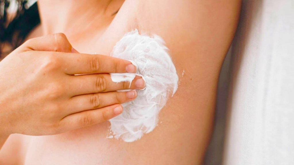 Backpulver auf den Achseln, unerwartete Ergebnisse werden Sie kurz danach sehen, wenn Sie es versuchen