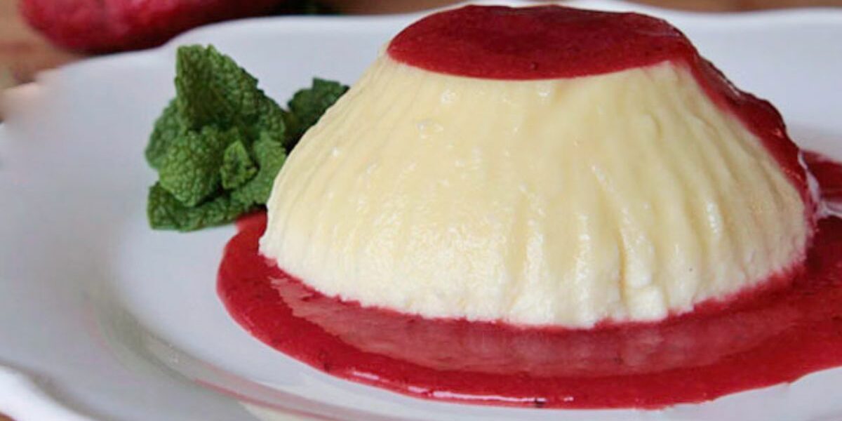 Bavarois mit weißer Schokolade und Erdbeeren – einfaches und köstliches Dessert