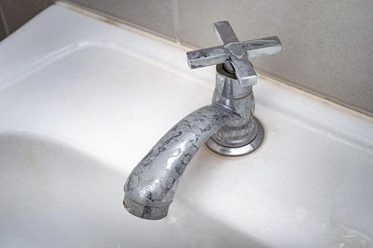 Wasserhahn mit Spuren von Kalkstein
