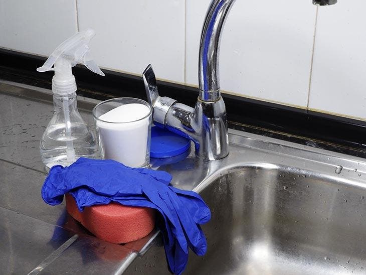 Backpulver und Essig zum Reinigen des Wasserhahns
