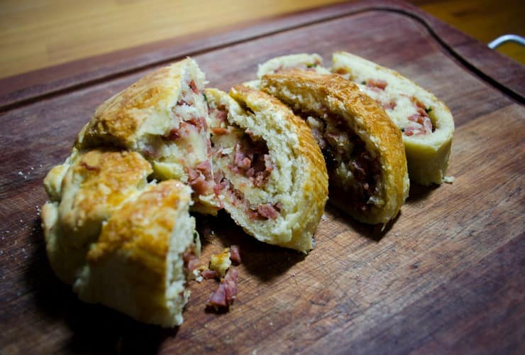 Gefüllter herzhafter Donut