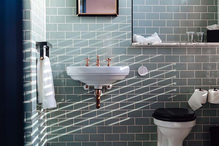 Sauberes und glänzendes Badezimmer