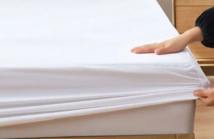 Hüten Sie sich vor Bettwanzen, die in weiße Laken eindringen