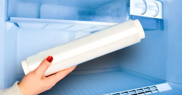Bewahren Sie Frischhaltefolie im Gefrierschrank auf: ein toller Trick, der Ihnen das Leben leichter macht