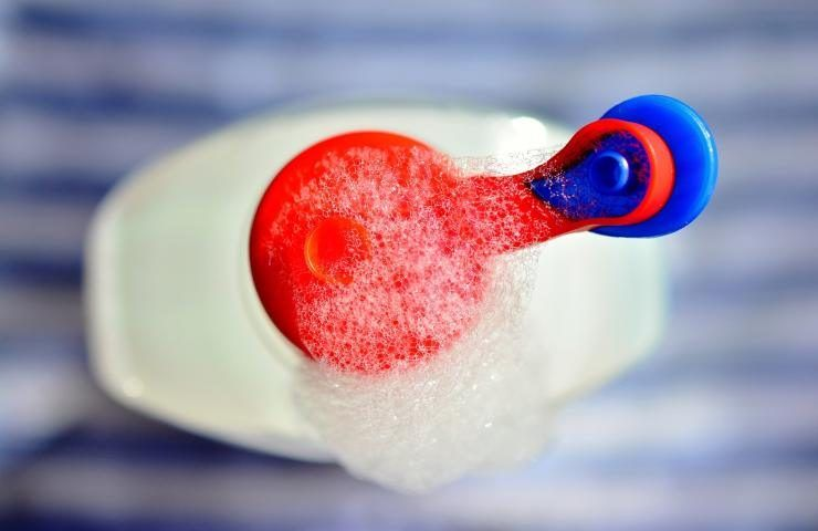 Bleichflecken, die richtigen Schritte, um sie aus Jeans zu entfernen