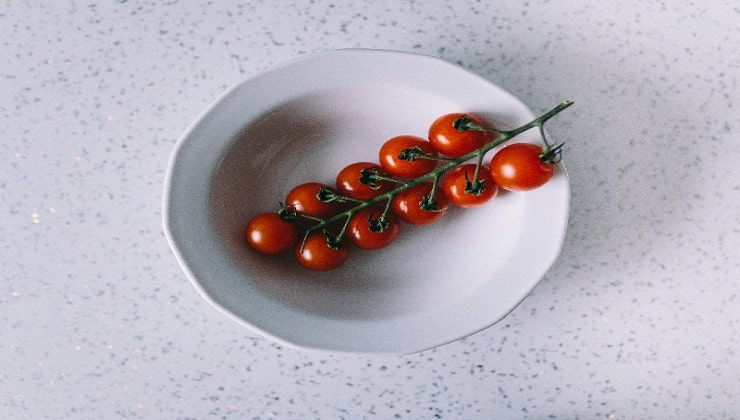 Kirschtomaten auf weißem Teller