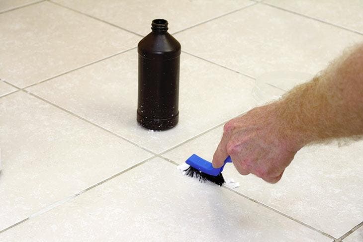 Reinigen Sie die Fliesen