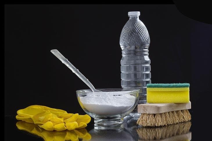 Reinige die Fliesen mit weißem Essig und Natron