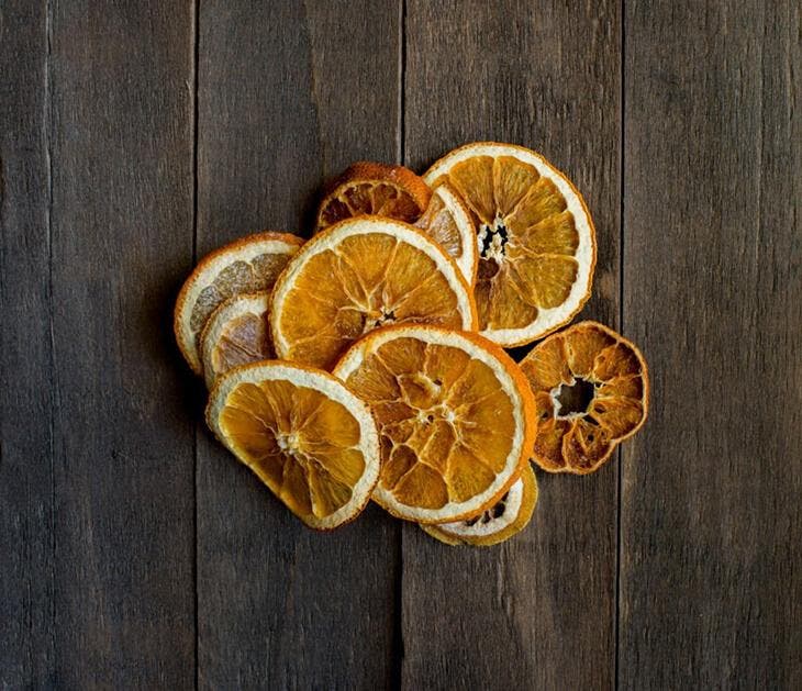 Das natürliche Abwehrrezept, um zu verhindern, dass Hunde vor Ihrem Haus urinieren 4 Getrocknete Zitrusscheiben