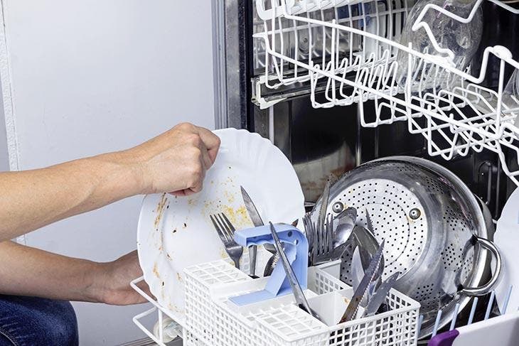 Schmutziges Geschirr in der Spülmaschine