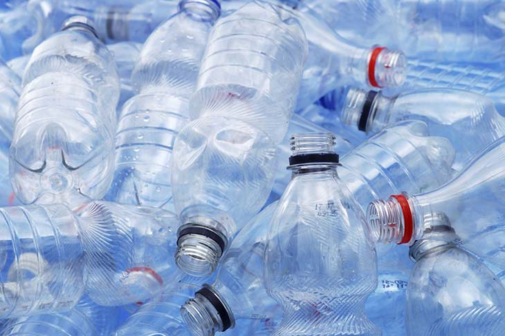 Der Flaschentrick, eine kostengünstige Möglichkeit, Toiletten zum Glänzen zu bringen 2 Plastikflaschen