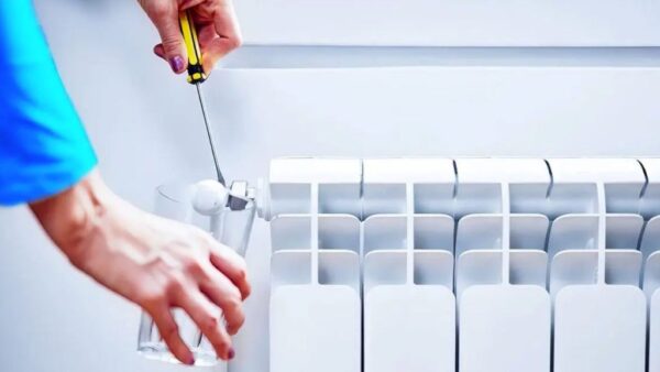 Der Heizkörper heizt nur oben, sodass Sie es im Handumdrehen lösen können: Sie brauchen keinen Klempner