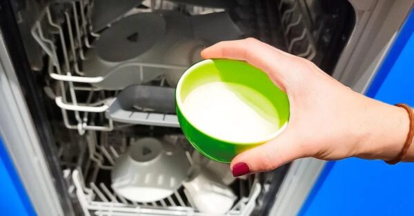 Der Schüssel-Trick: eine 10-Cent-Methode, um alle schlechten Gerüche aus der Spülmaschine zu reinigen und zu beseitigen