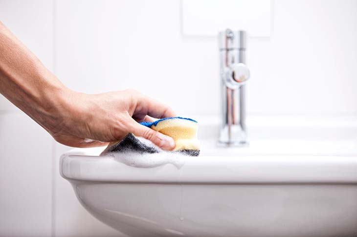 Der Streichholztrick zur Beseitigung schlechter Toilettengerüche 3 sauberes Waschbecken