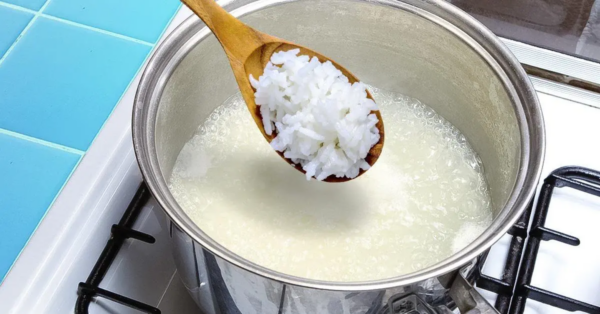 Der Trick asiatischer Köche, damit der Reis nicht an der Pfanne kleben bleibt: perfekt gekochte getrennte Körner