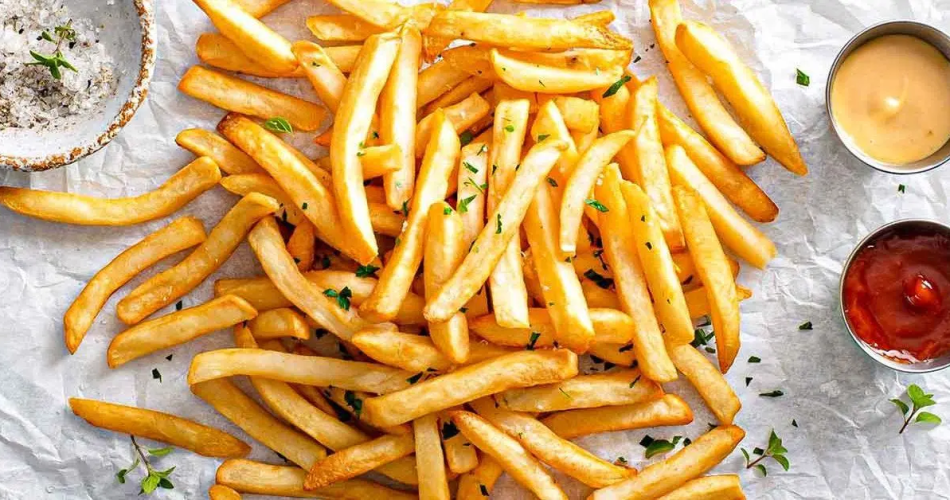 Der Trick des Küchenchefs, um knusprige Pommes mit den Fingern abzulecken