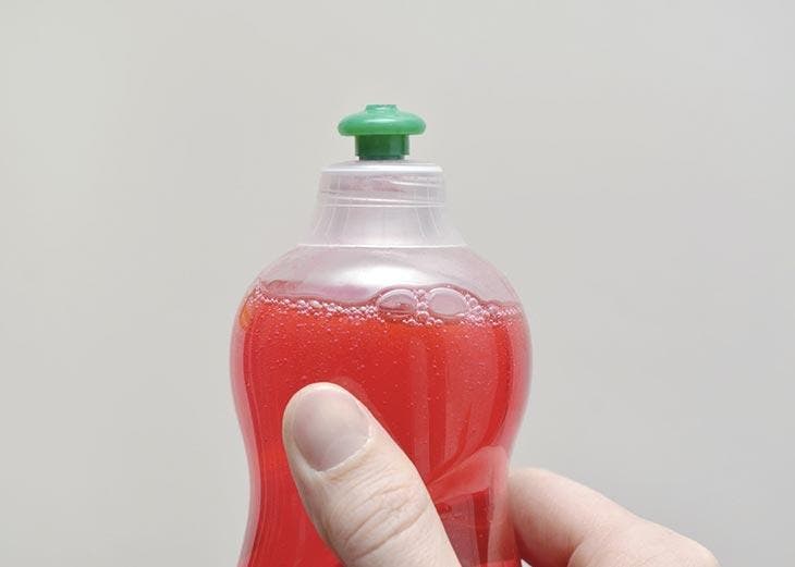 Der Trick zum Reinigen der Windschutzscheibe ohne Scheibenwischer 3 Geschirrspülmittel