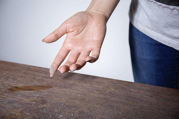 Der Trick mit Klebeband und Besen, um Staub aus dem Haus zu entfernen 5 Staubablagerungen auf Möbeln