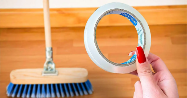 Der Trick mit Klebeband und Besen, um Staub aus dem Haus zu entfernen